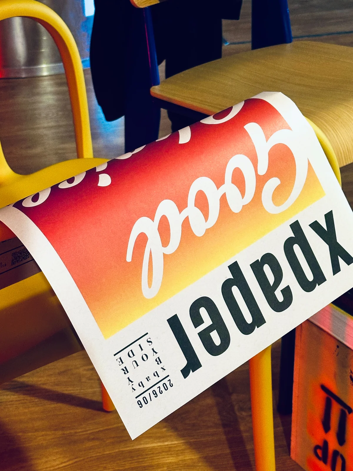 xbaby 品牌意象：xpaper 刊物擱在黃色椅背上