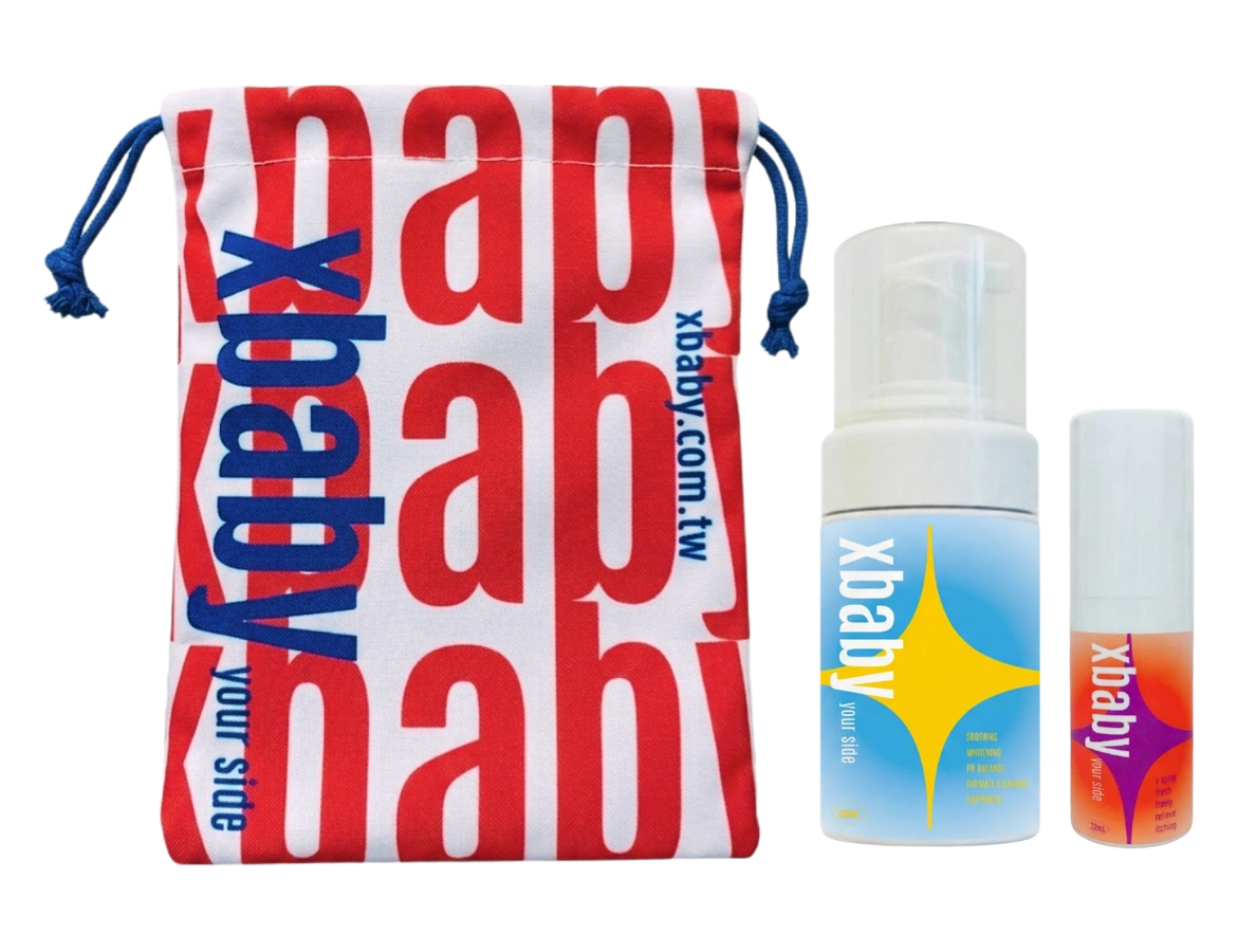 自由隨行組 產品外觀：xbaby 品牌抽繩袋、與泡泡共舞清潔慕斯、揮灑烈愛隨身噴霧